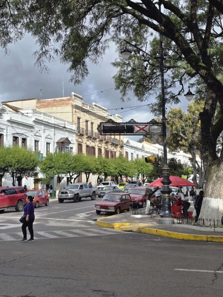 vista lateral da Plaza 25 de Mayo, no centro histórico de Sucre, Bolívia, voltada para a Calle Nicolás Ortiz