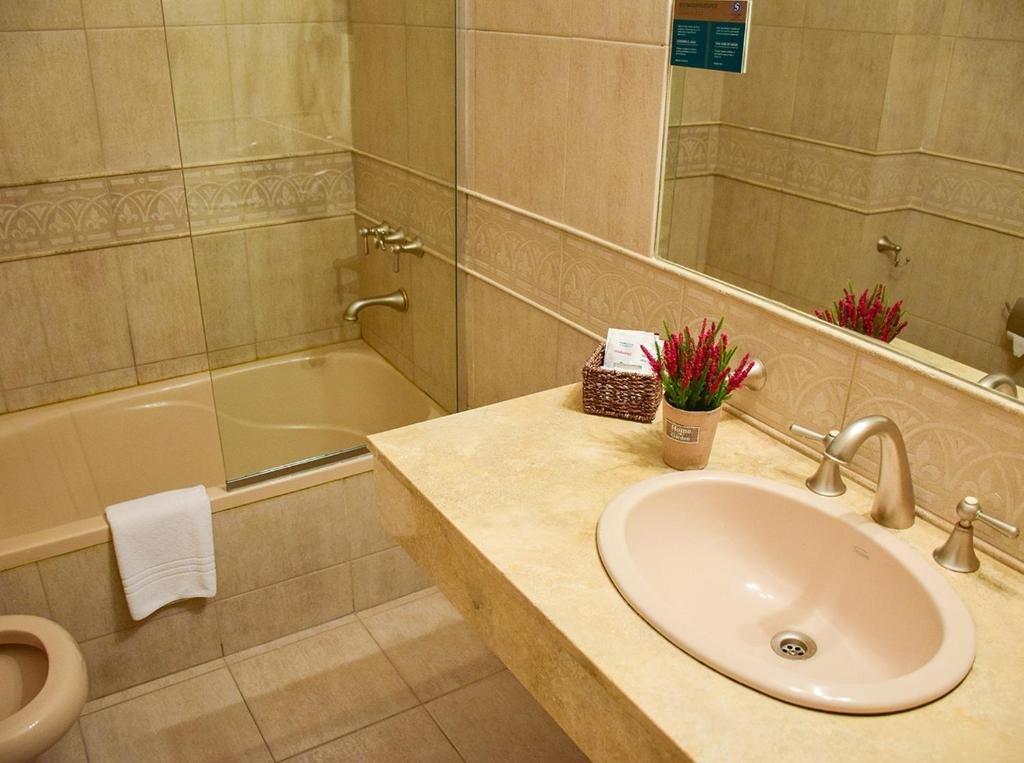 Banheiro completo com banheira hotel econômico Buenos Aires CLH Rentals hospedagem barata