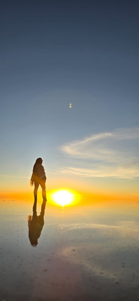 Contemplação dourada de Cristiane no pôr do sol