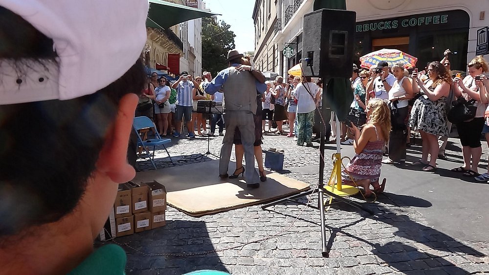 Apresentação tango de rua Buenos Aires La Boca próximo hotel econômico CLH Rentals hospedagem barata