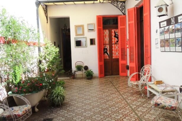 Os quartos do Play Hostel Soho em Buenos Aires têm piso de taco e móveis de madeira.