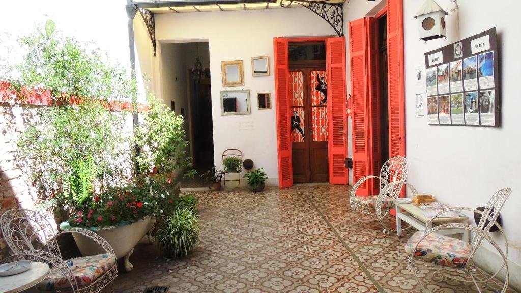 Os quartos do Play Hostel Soho em Buenos Aires têm piso de taco e móveis de madeira.