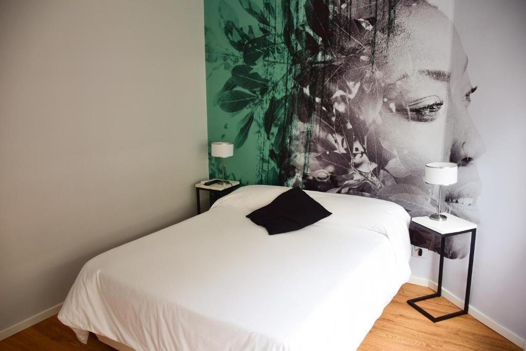 Quarto moderno hotel econômico Buenos Aires com arte contemporânea e design minimalista por menos de R$300