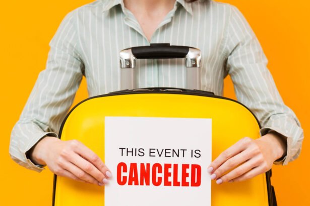 Pessoa segurando um cartaz com os dizeres "This event is canceled" em frente a uma mala de viagem amarela.