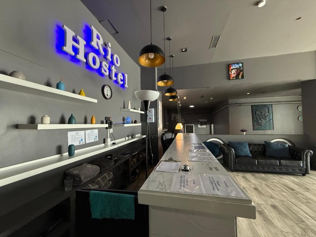 Flores coloridas da primavera em Madrid com fachada de hostel barato ao fundo