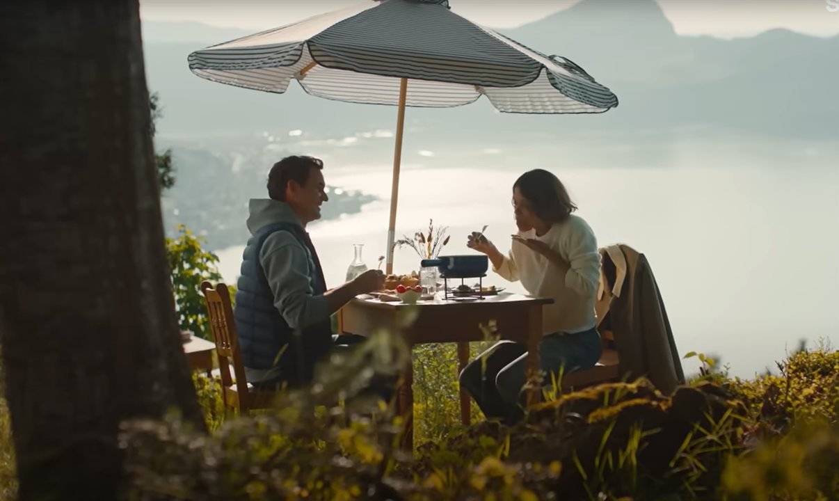 Roger Federer e Halle Berry estrelam novo curta para promover o outono na Suíça - Imagem do artigo original