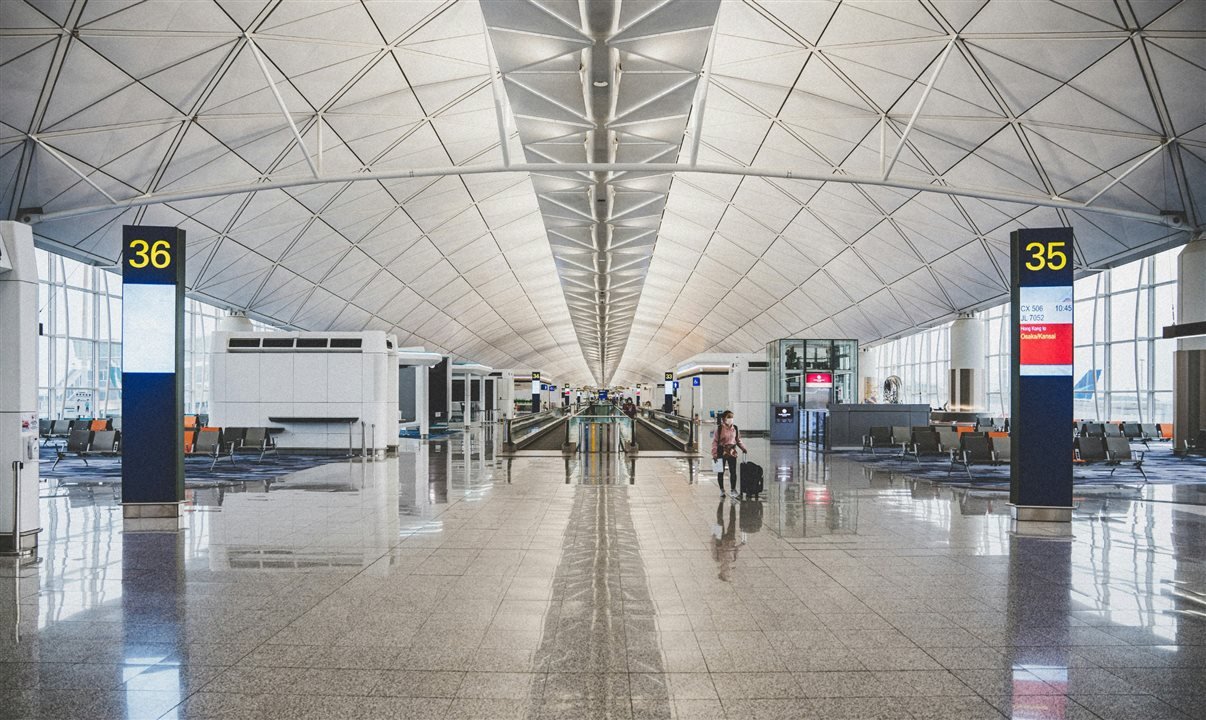 Hong Kong fecha aeroporto por 36 horas devido à chegada do super tufão Ragasa - Imagem do artigo original