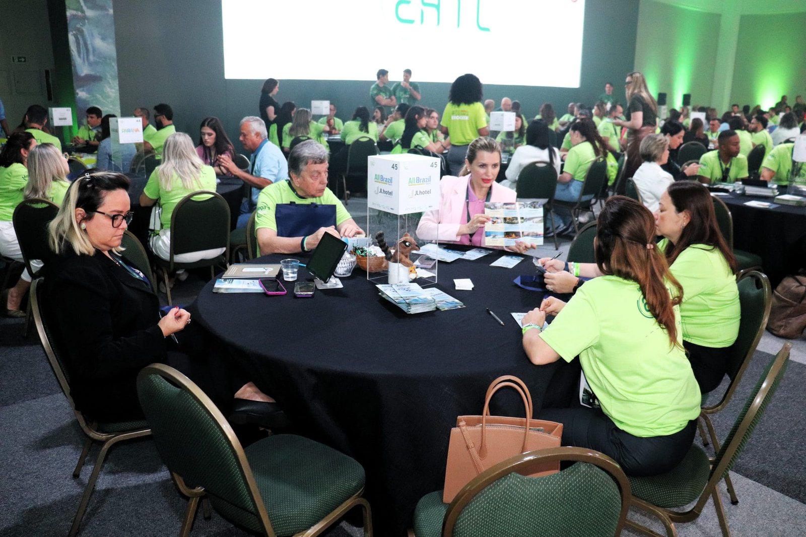 Segundo dia do Mega Fam 2025 reúne 700 agentes e mais de 50 fornecedores em Foz do Iguaçu - Imagem do artigo