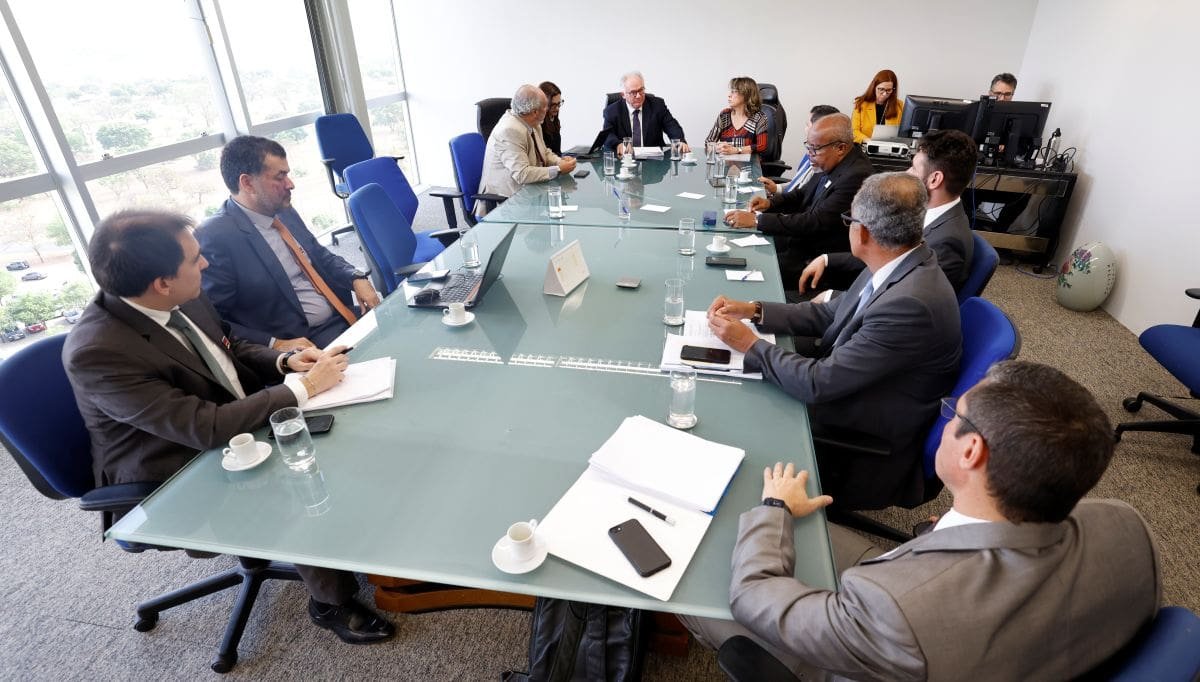 Controladores de voo da NAV Brasil suspendem greve após acordo no TST - Imagem do artigo