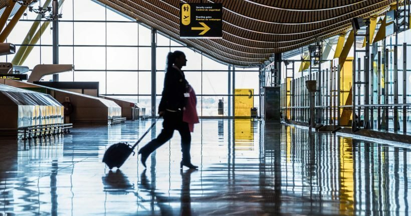 Shutdown nos EUA pode ampliar tempo de espera em filas de segurança dos aeroportos, alerta TSA - Imagem do artigo original