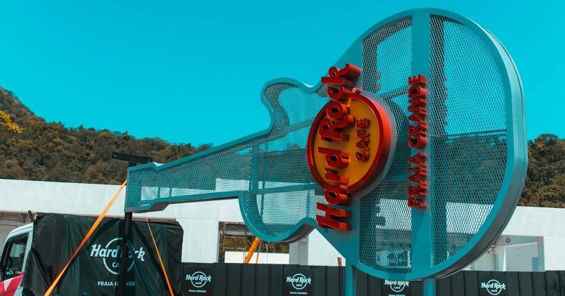 Guitarra símbolo do Hard Rock Cafe chega a Praia Grande; abertura da unidade está programada para dezembro - Imagem do artigo original